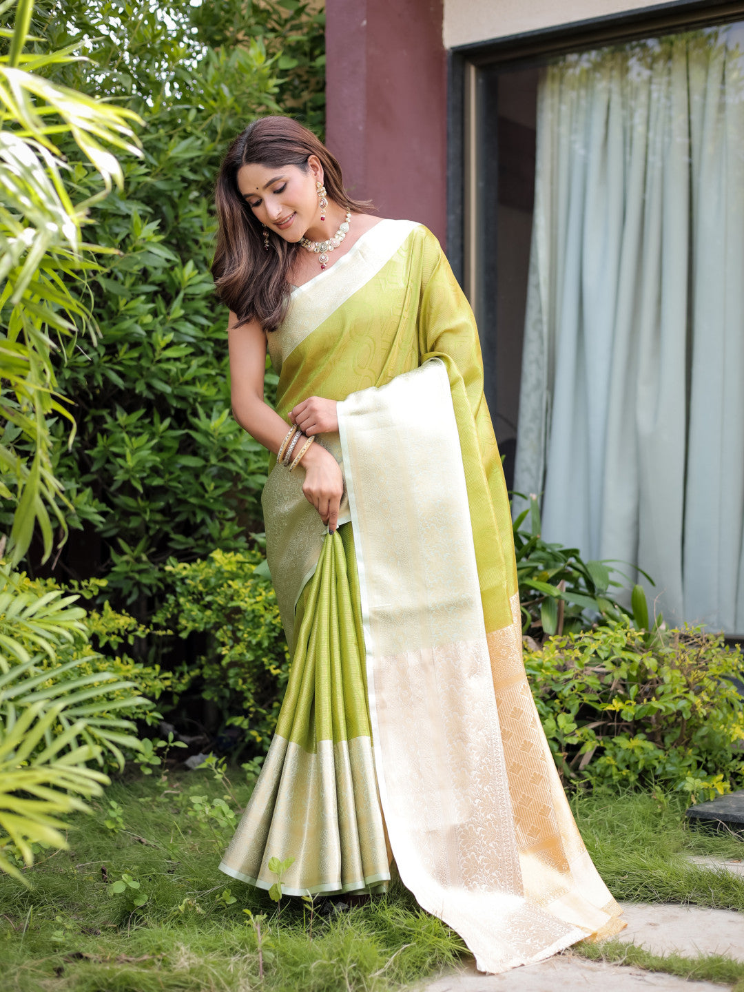 Banarasi Handloom Silk Saree With Zari Weaving Work