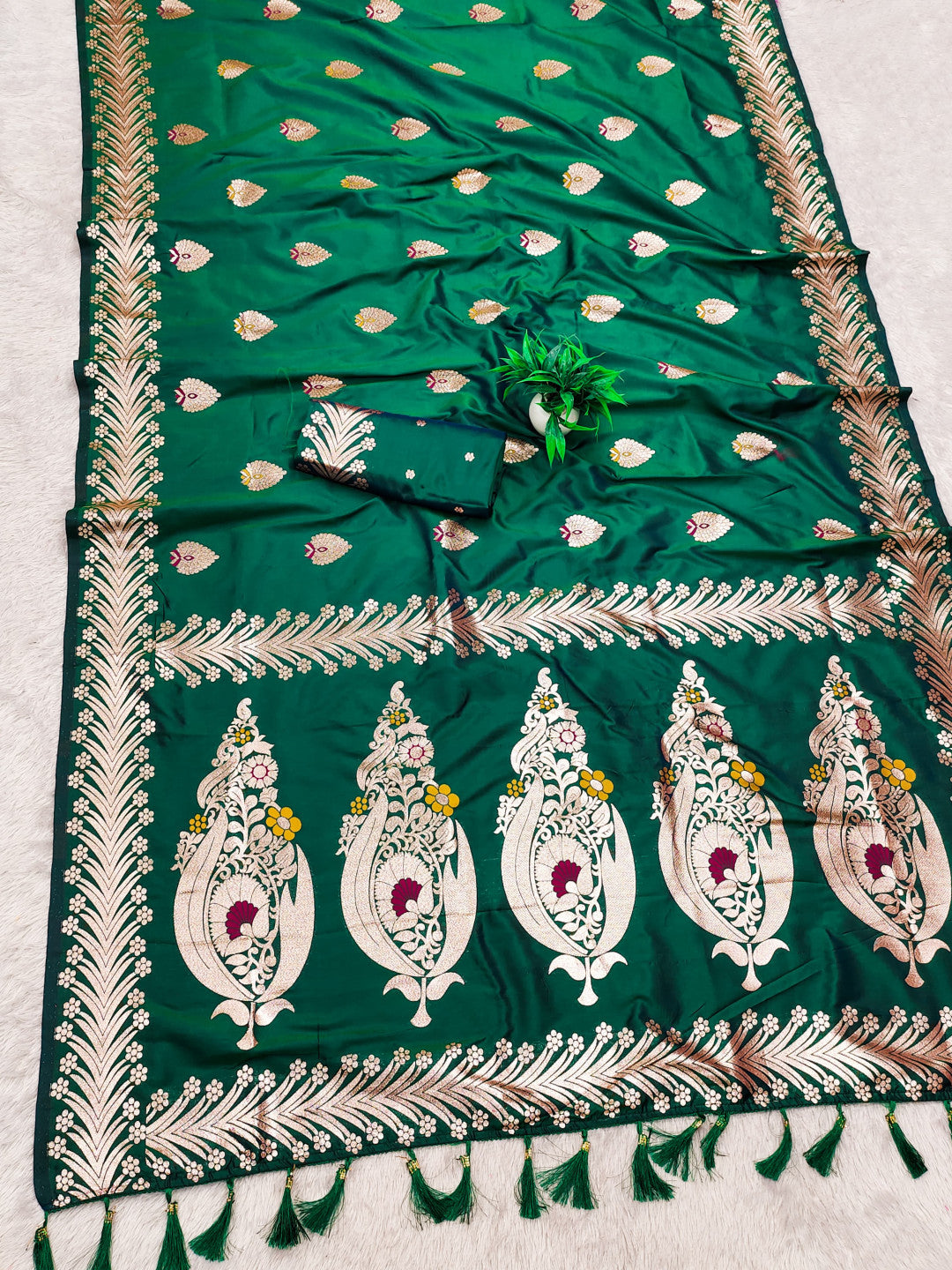 Rama Green Traditional Banarasi Silk Saree With Zari Weaving Work
