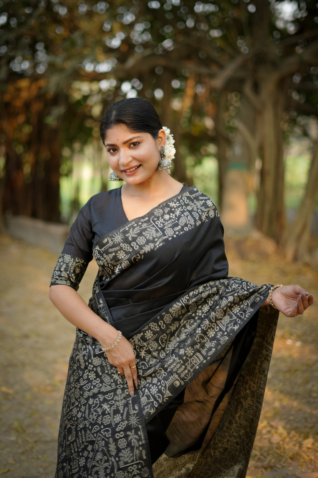 Black Handloom Raw Silk Saree With Contrast Weaving Work