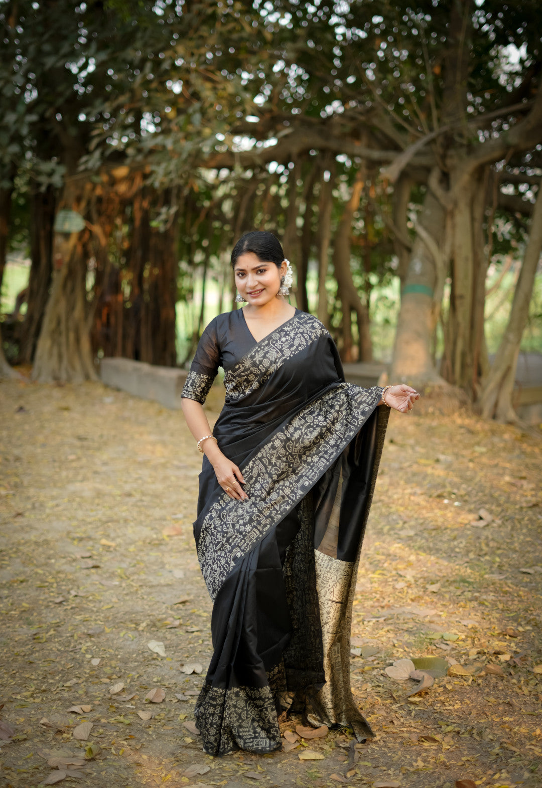 Black Handloom Raw Silk Saree With Contrast Weaving Work