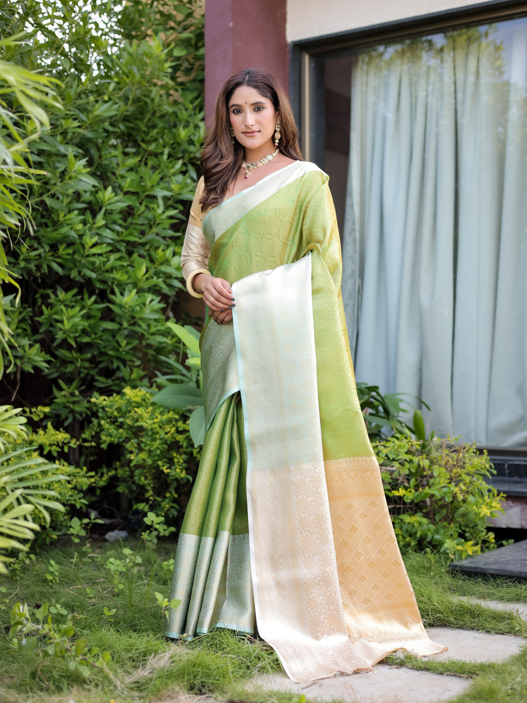Banarasi Handloom Silk Saree With Zari Weaving Work