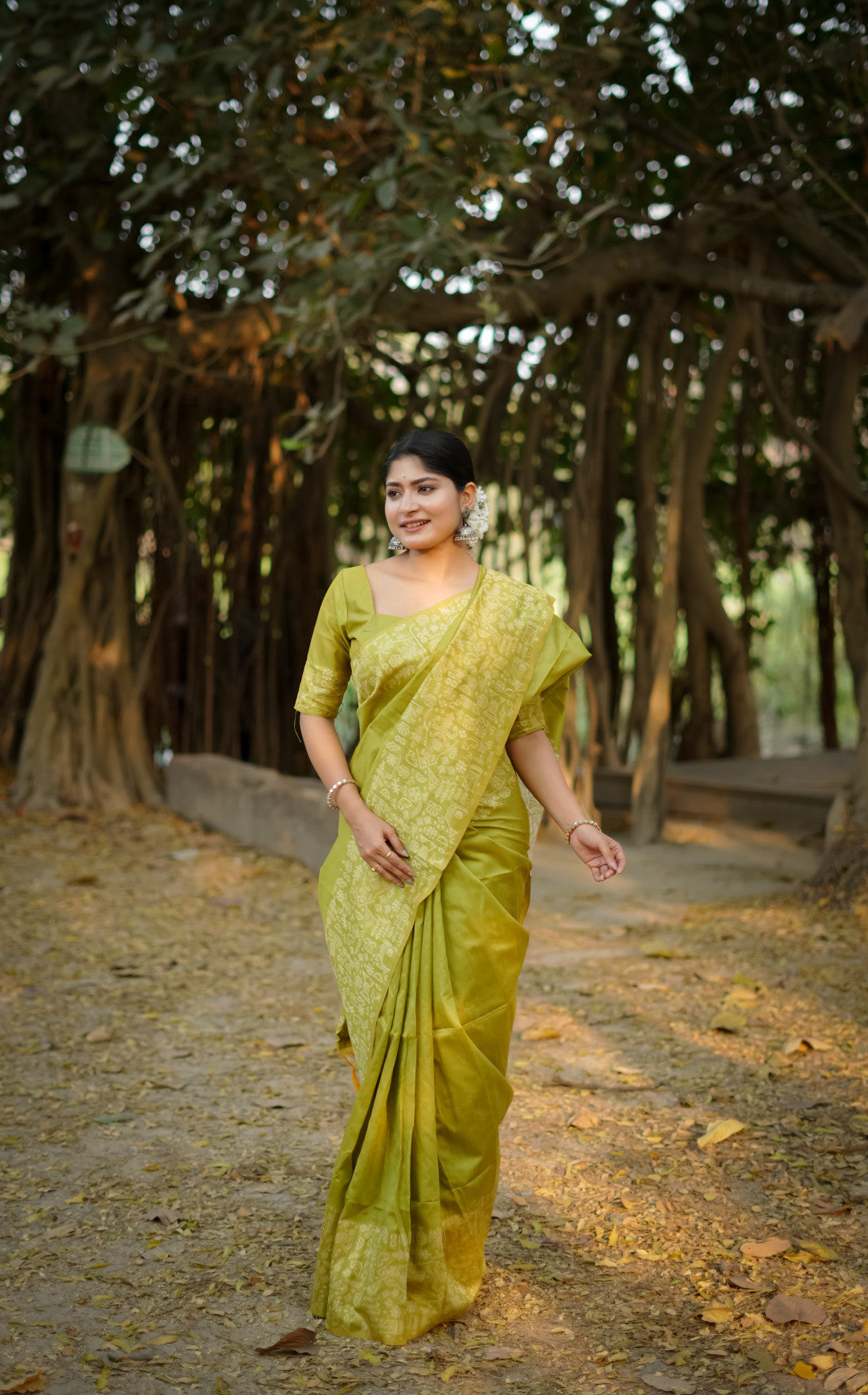 Mahendi Green Handloom Raw Silk Saree With Contrast Weaving Work