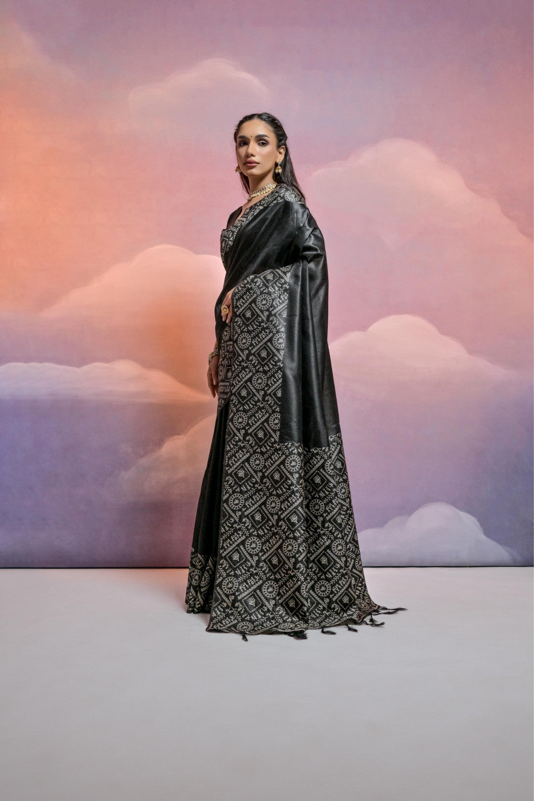 Black Color Handloom Raw Silk Saree With Contrast Weaving Work