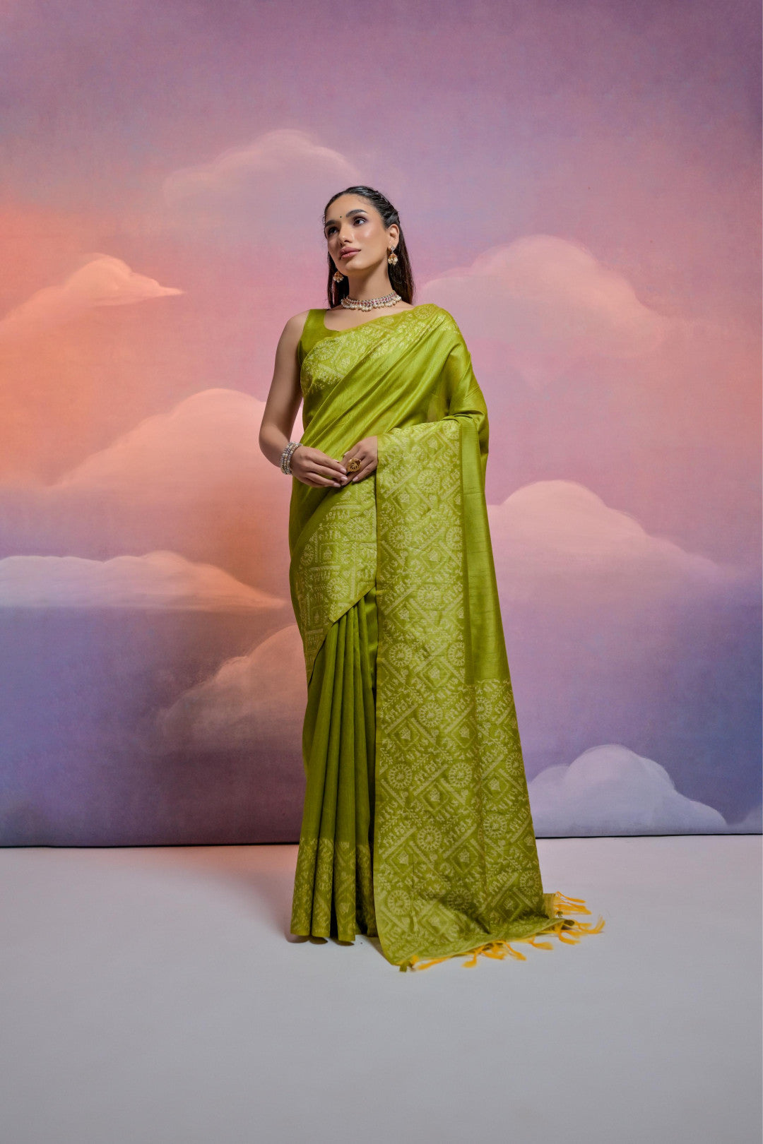 Mahendi Green Color Handloom Raw Silk Saree With Contrast Weaving Work