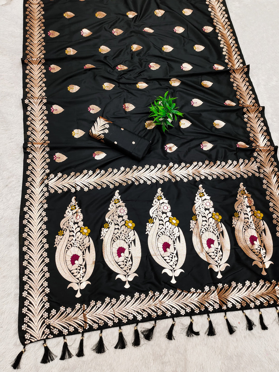 Black Traditional Banarasi Silk Saree With Zari Weaving Work
