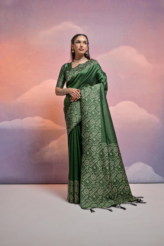 Dark Green Color Handloom Raw Silk Saree With Contrast Weaving Work