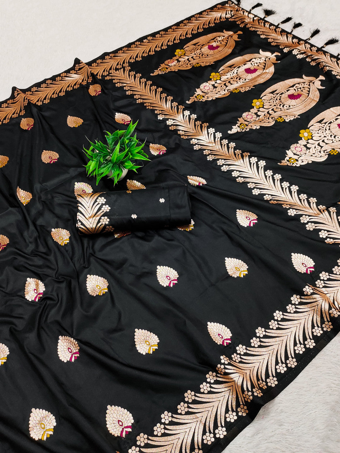 Black Traditional Banarasi Silk Saree With Zari Weaving Work