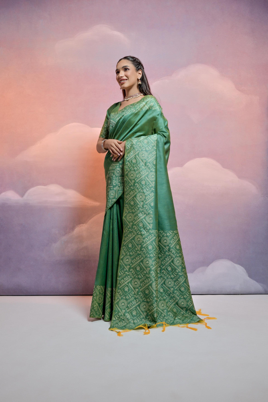 Light Green Color Handloom Raw Silk Saree With Contrast Weaving Work