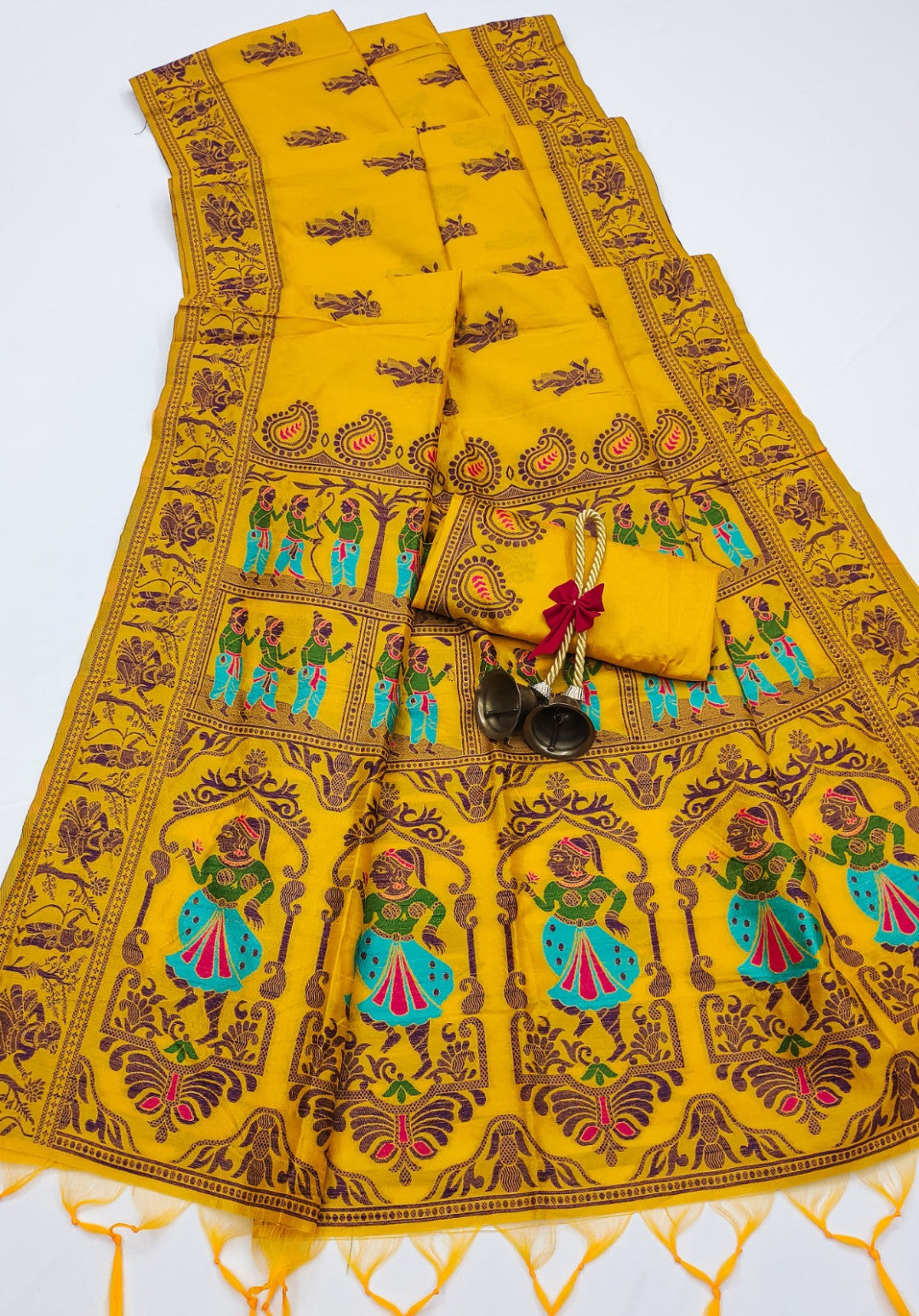 Yellow Traditional Handloom Raw Silk Saree With Woven Design