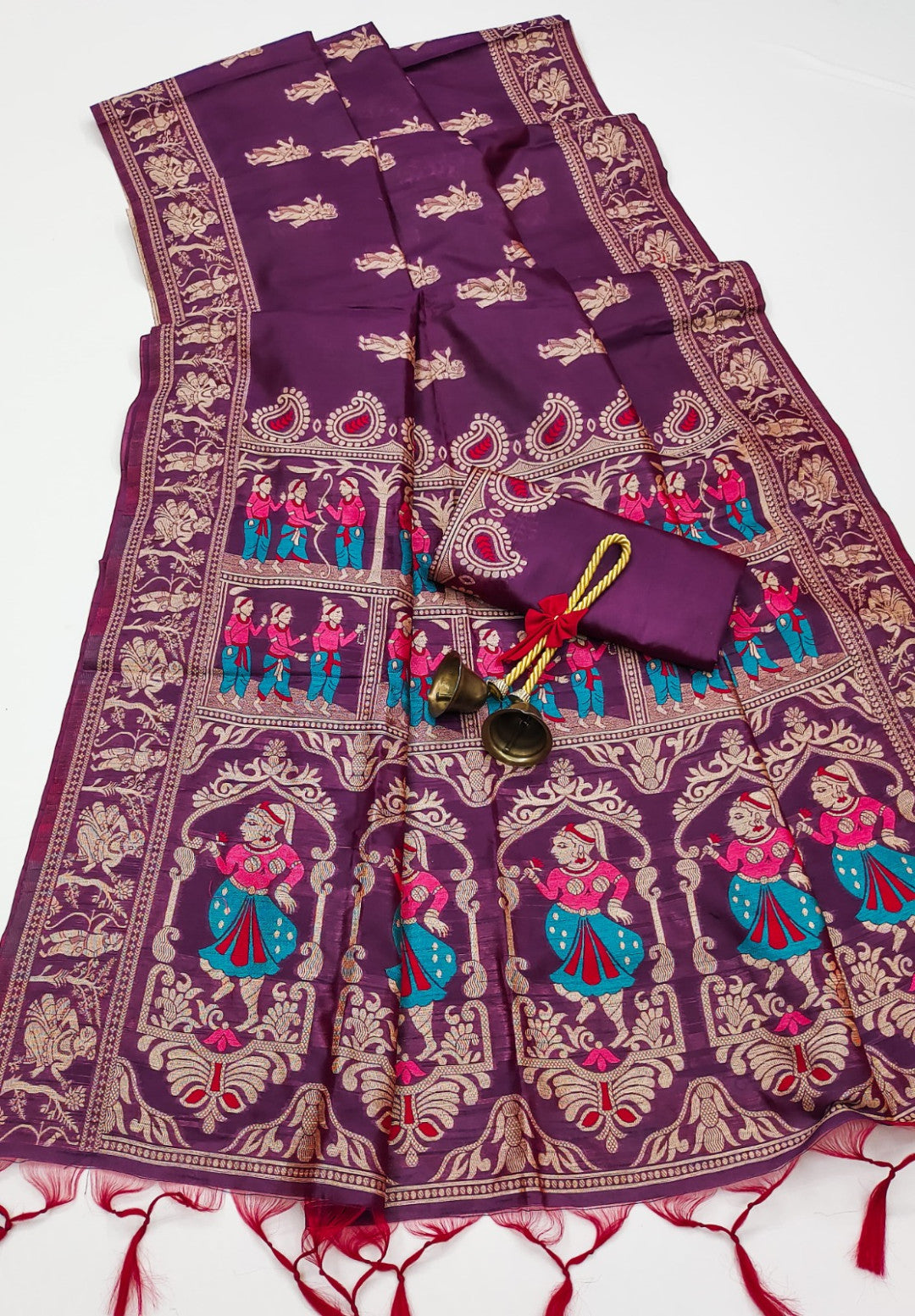 Magenta Traditional Handloom Raw Silk Saree With Woven Design
