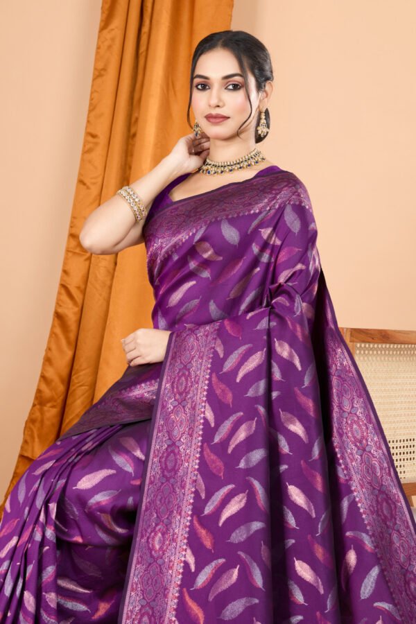 Magenta Traditional Banarasi Silk Saree With Zari Weaving Work